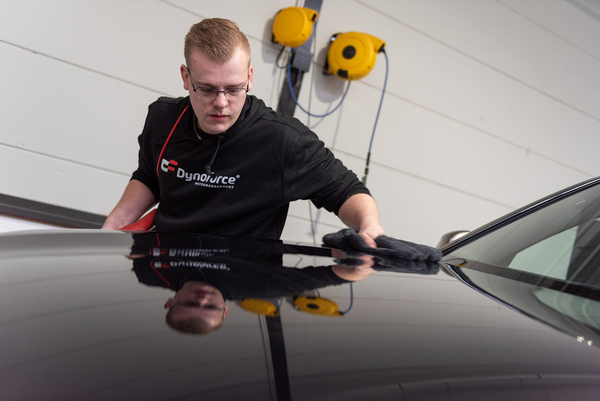 Detailing van een zwarte auto