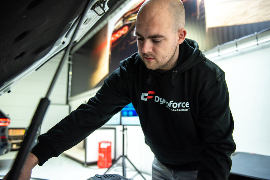 Monteur van Dynoforce aan het werk in de motorruimte, in de eigen werkplaats in Elburg