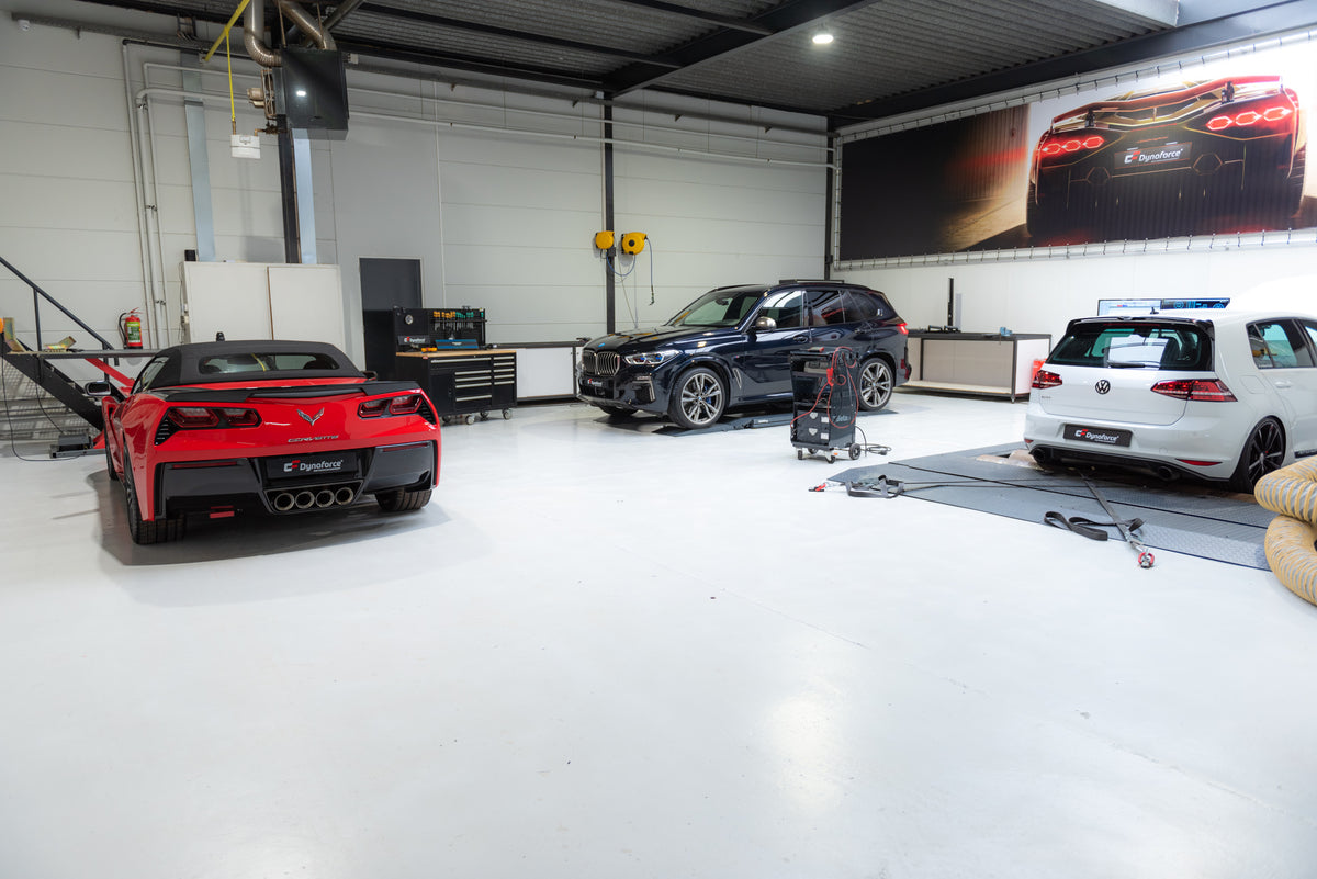 Werkplaatsvloer met auto's